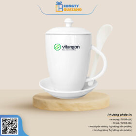 Ly Sứ Bát Tràng Quai Cầm Liền Thìa Có Nắp Đậy QT-CS131 - Congtyquatang.com.vn
